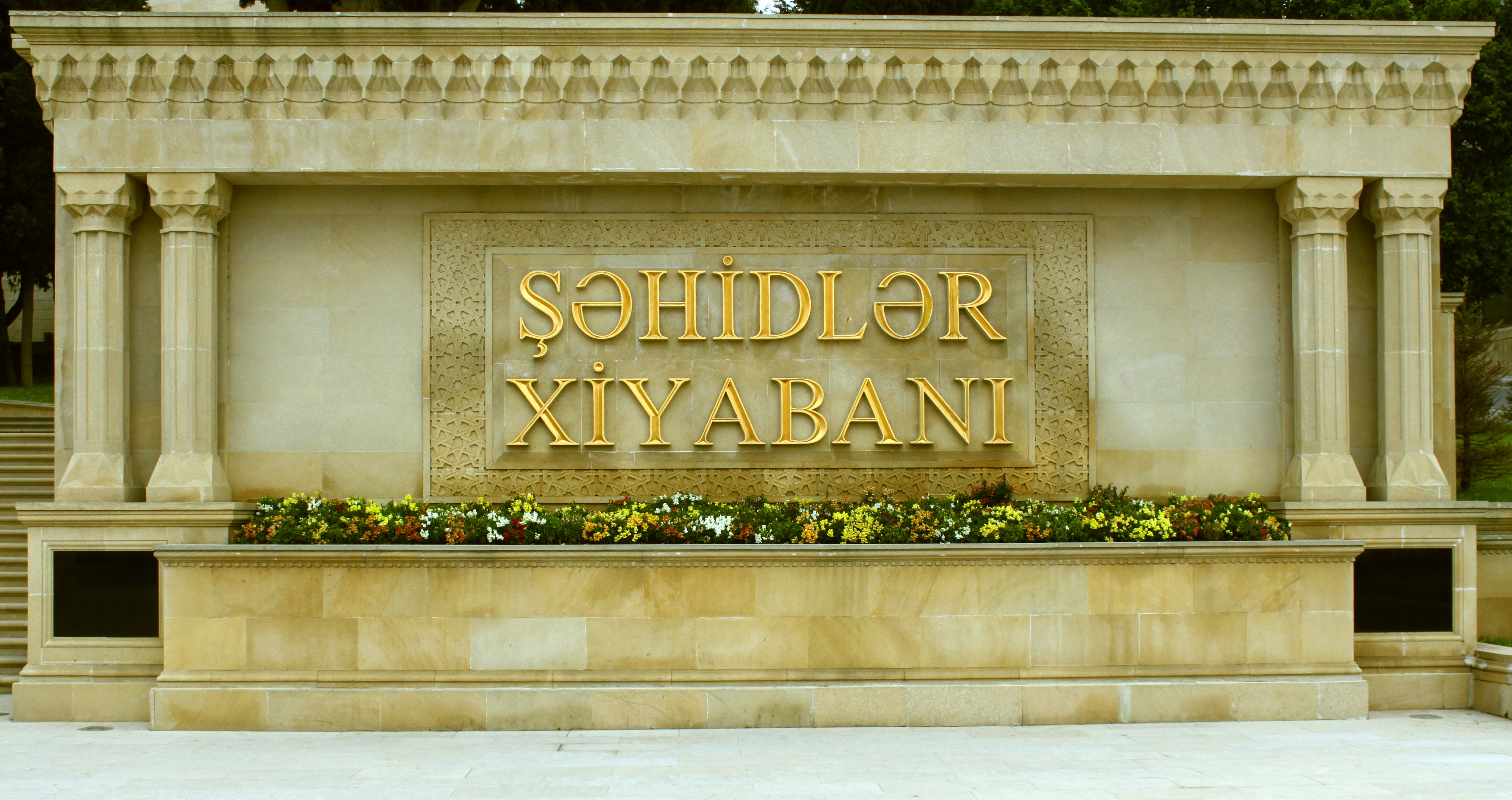 XİN rəhbərliyi Şəhidlər xiyabanını ziyarət edib