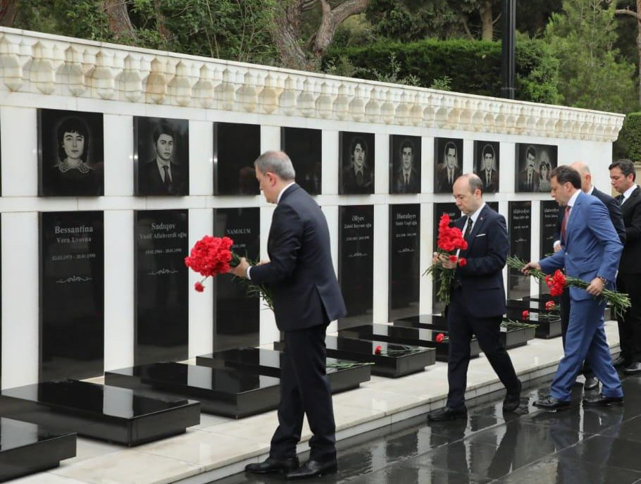 XİN rəhbərliyi Şəhidlər xiyabanını ziyarət edib