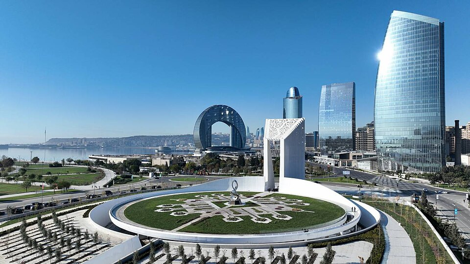 XİN rəhbərliyi Zəfər abidəsini ziyarət edib
