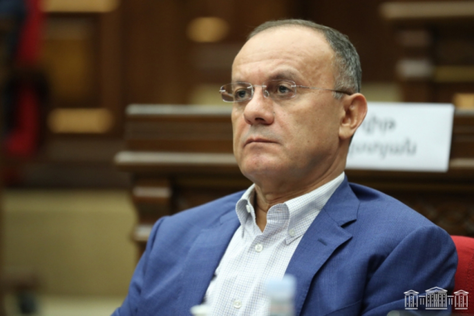 Ermənistanın sabiq müdafiə naziri torpaq qalmaqalı ilə ittiham olunur