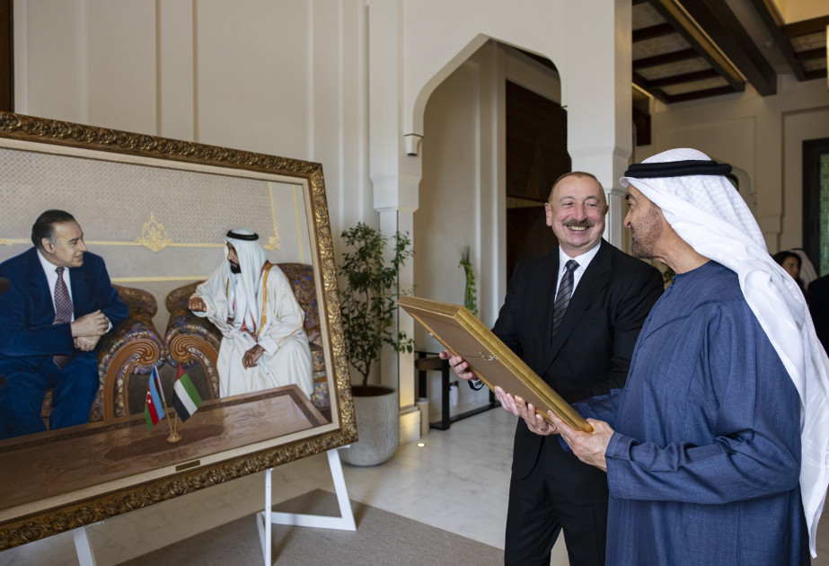 Prezident İlham Əliyev Birləşmiş Ərəb Əmirliklərinin Prezidenti Şeyx Məhəmməd bin Zayed Al Nəhyana xatirə hədiyyəsi təqdim edib