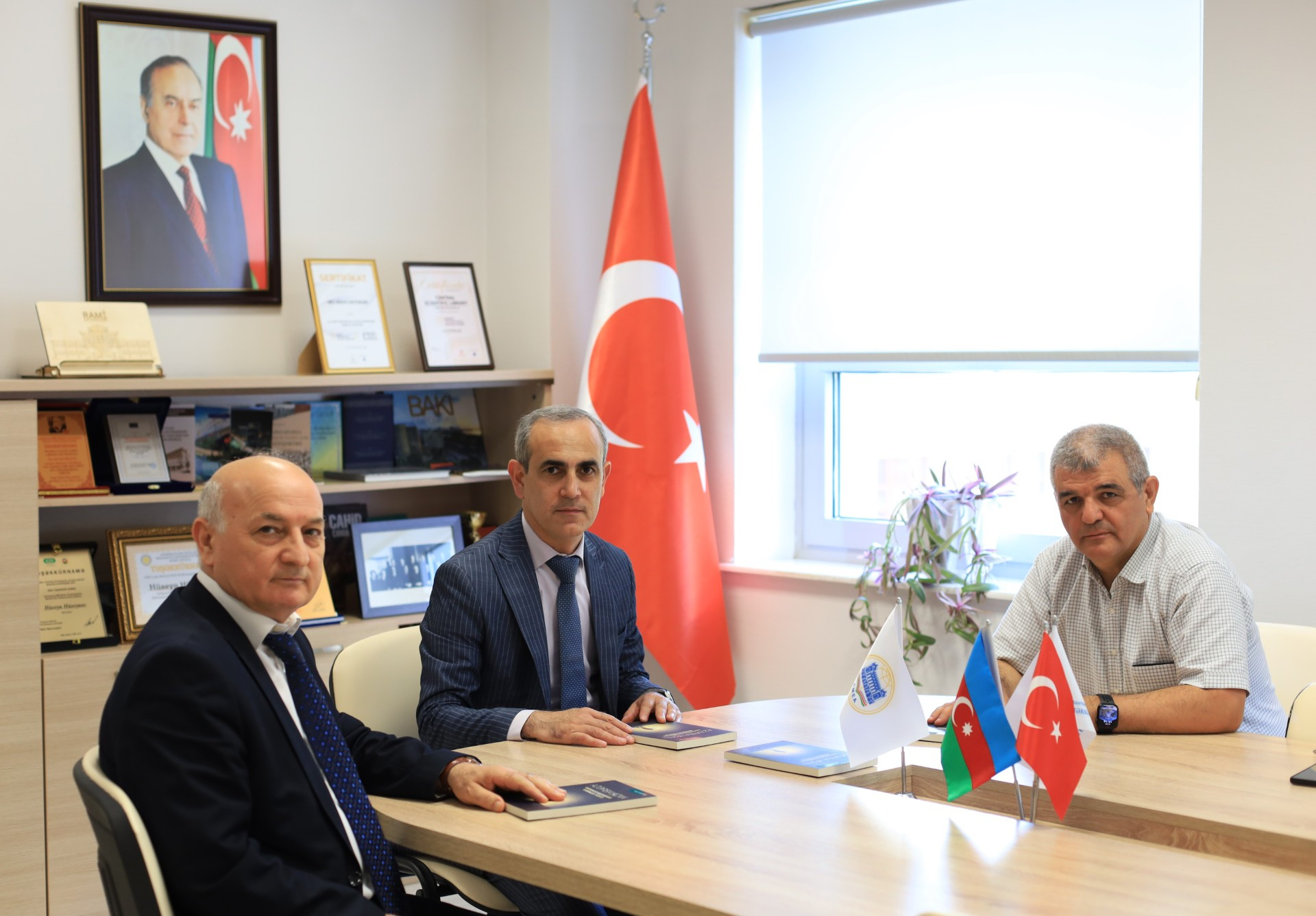 Millət vəkili Fazil Mustafa Mərkəzi Elmi Kitabxanaya yeni kitabını hədiyyə edib