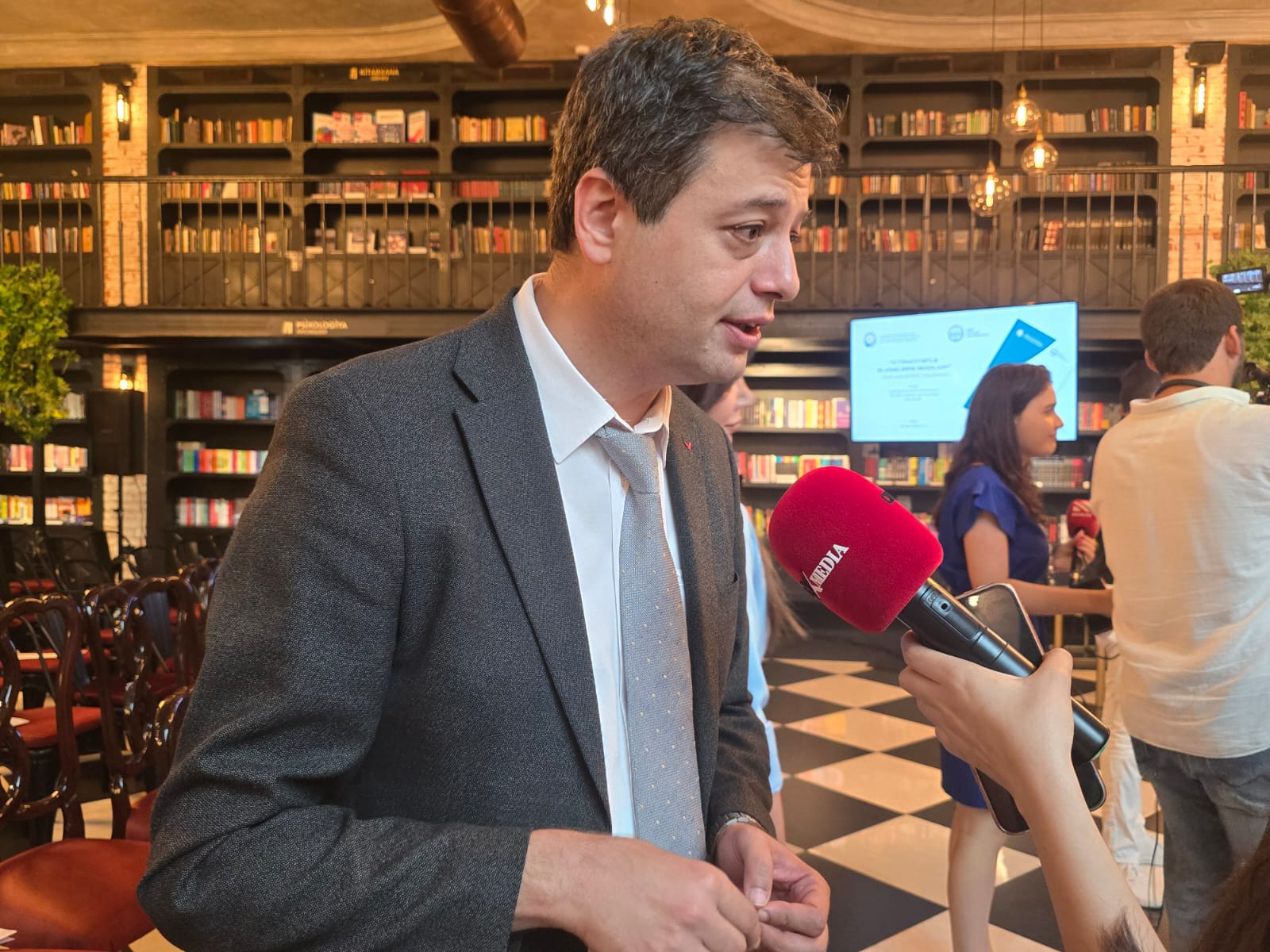 Vüqar Zifəroğlu: "İnanıram ki,  "İctimaiyyətlə əlaqələrin əsasları" dərs vəsaiti ən çox istinad edilən ədəbiyyatlardan birinə çevriləcək"