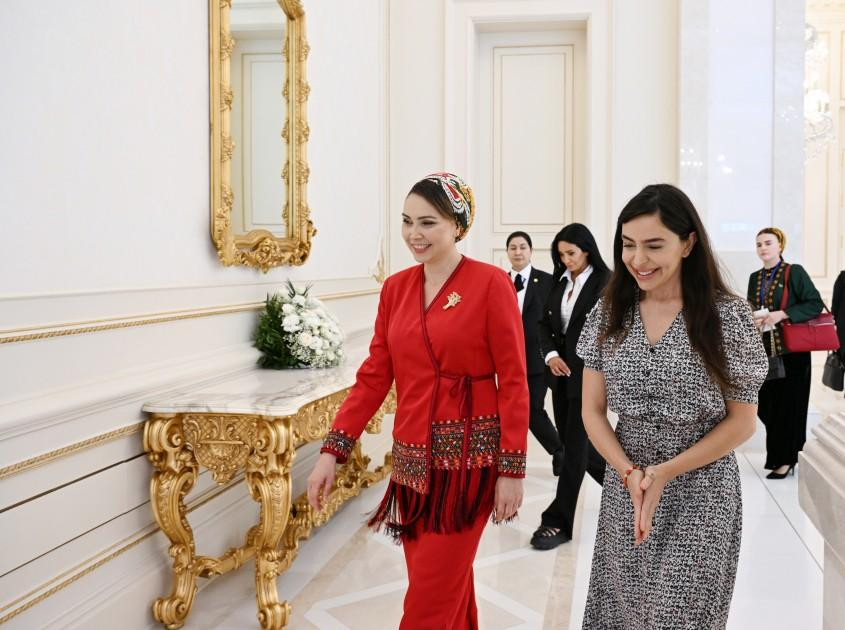 Qurbanqulu Berdiməhəmmədovun qızı Heydər Əliyev Mərkəzində olub