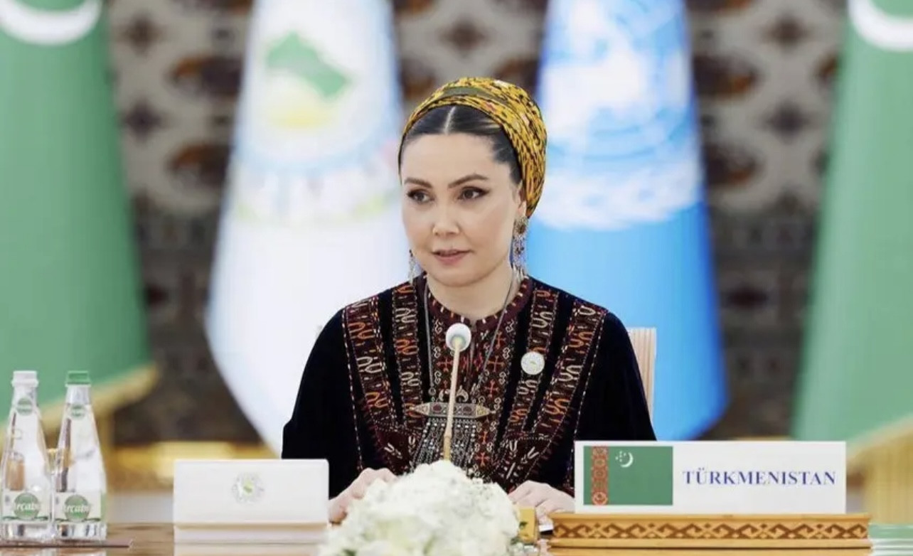 Qurbanqulu Berdiməhəmmədovun qızı Bakı Kitab Mərkəzində olub