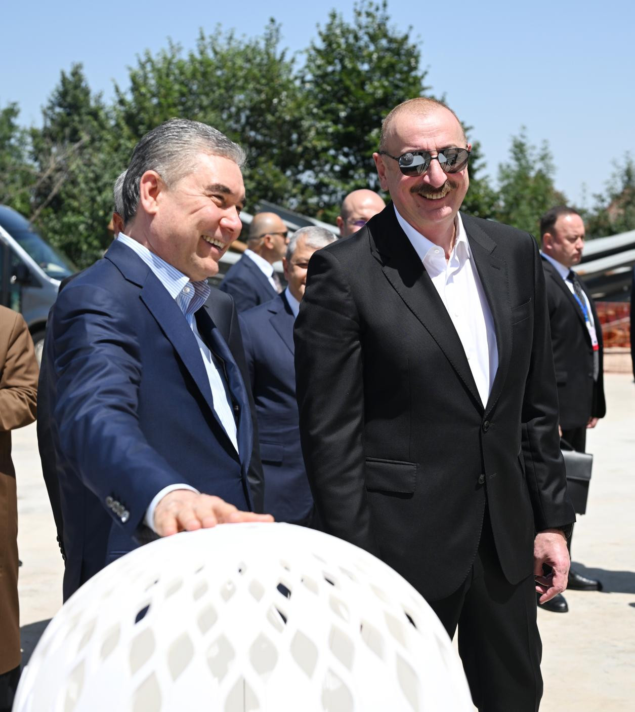 İlham Əliyev və Qurbanqulu Berdiməhəmmədov Yeni Şuşa məscidində tikinti işləri ilə tanış olublar