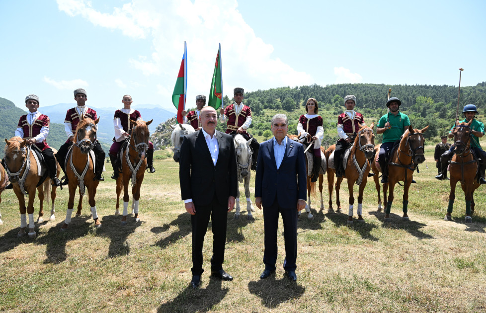 Qurbanqulu Berdiməhəmmədova “Dostluq” adlı Qarabağ atı hədiyyə edilib