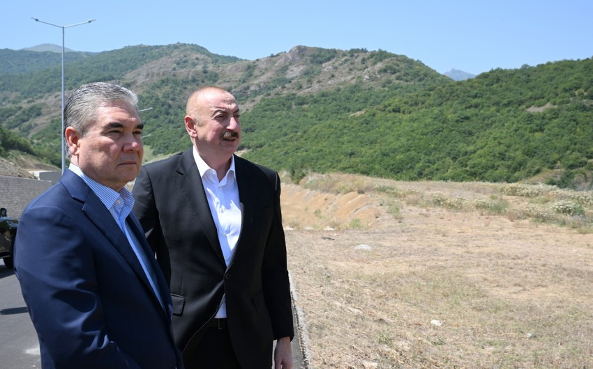 İlham Əliyev və Qurbanqulu Berdiməhəmmədov Yeni Şuşa məscidində tikinti işləri ilə tanış olublar