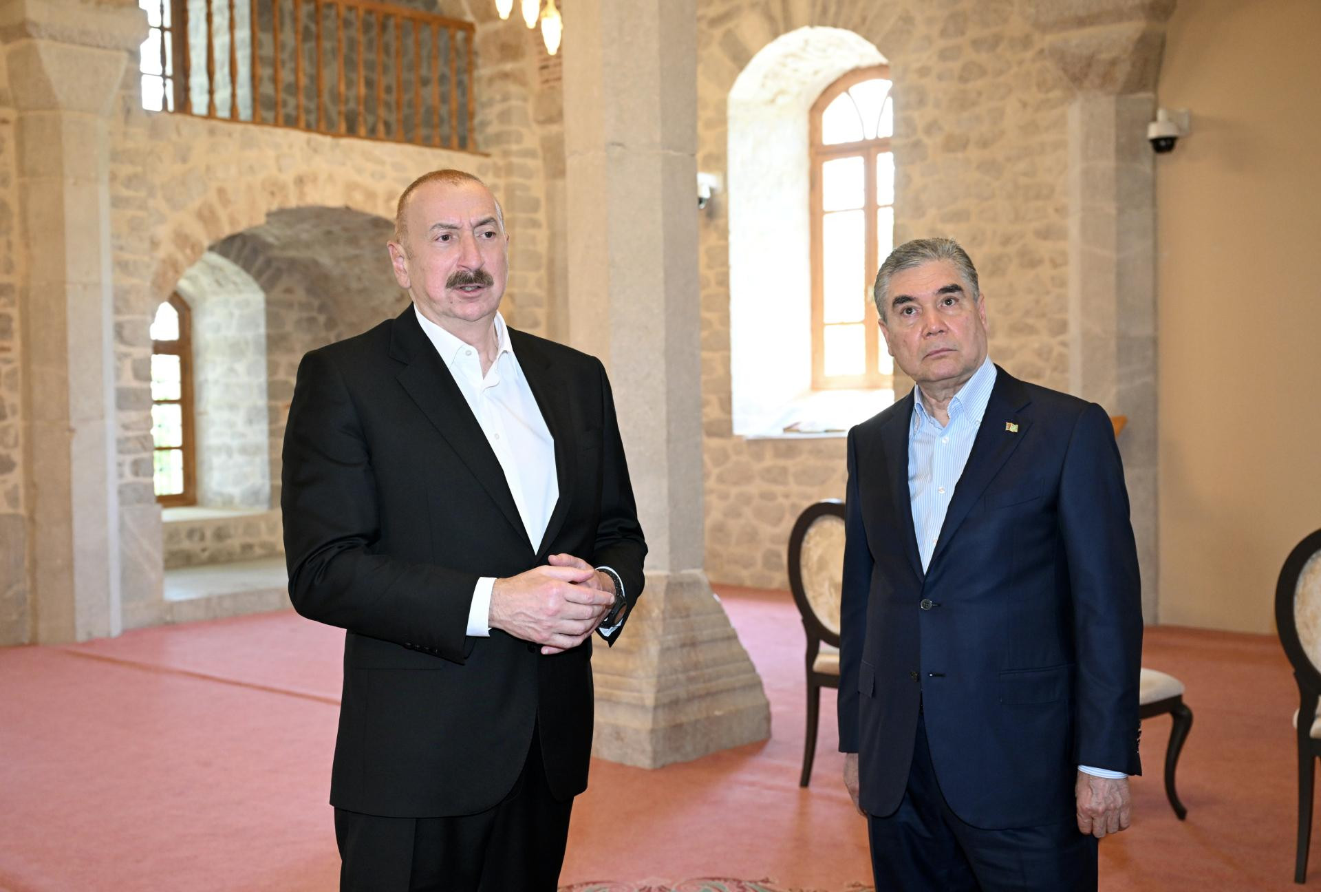 İlham Əliyev və Qurbanqulu Berdiməhəmmədov Şuşada Yuxarı Gövhər Ağa məscidini ziyarət ediblər