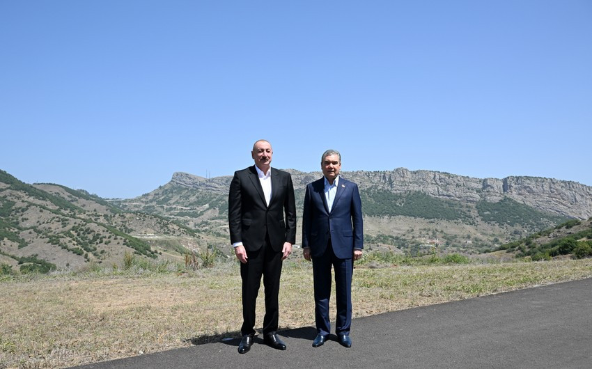 İlham Əliyev və Qurbanqulu Berdiməhəmmədov Daşaltı kəndinin fonunda şəkil çəkdiriblər