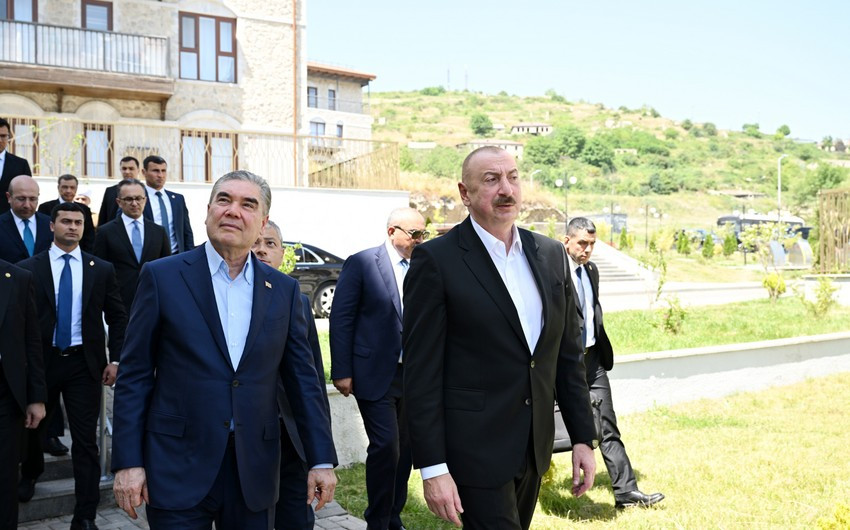 İlham Əliyev və Qurbanqulu Berdiməhəmmədov Şuşada inşa edilən birinci yaşayış kompleksində olublar