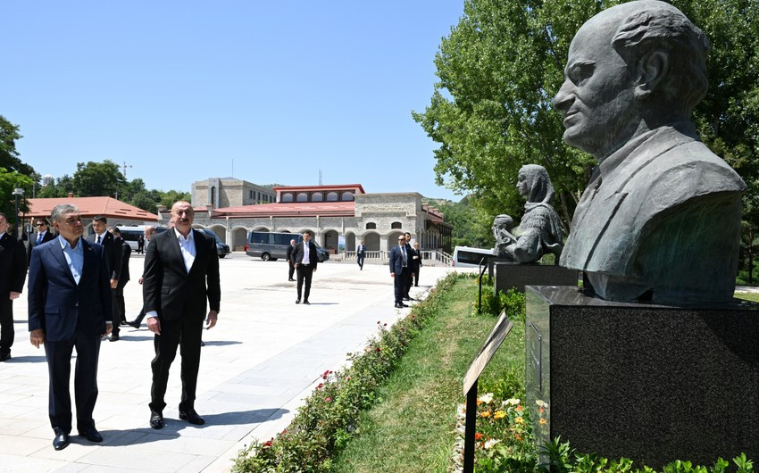 İlham Əliyev və Qurbanqulu Berdiməhəmmədov Şuşada Natəvanın, Bülbülün və Üzeyir Hacıbəylinin gülləbaran edilmiş heykəllərinə baxıblar