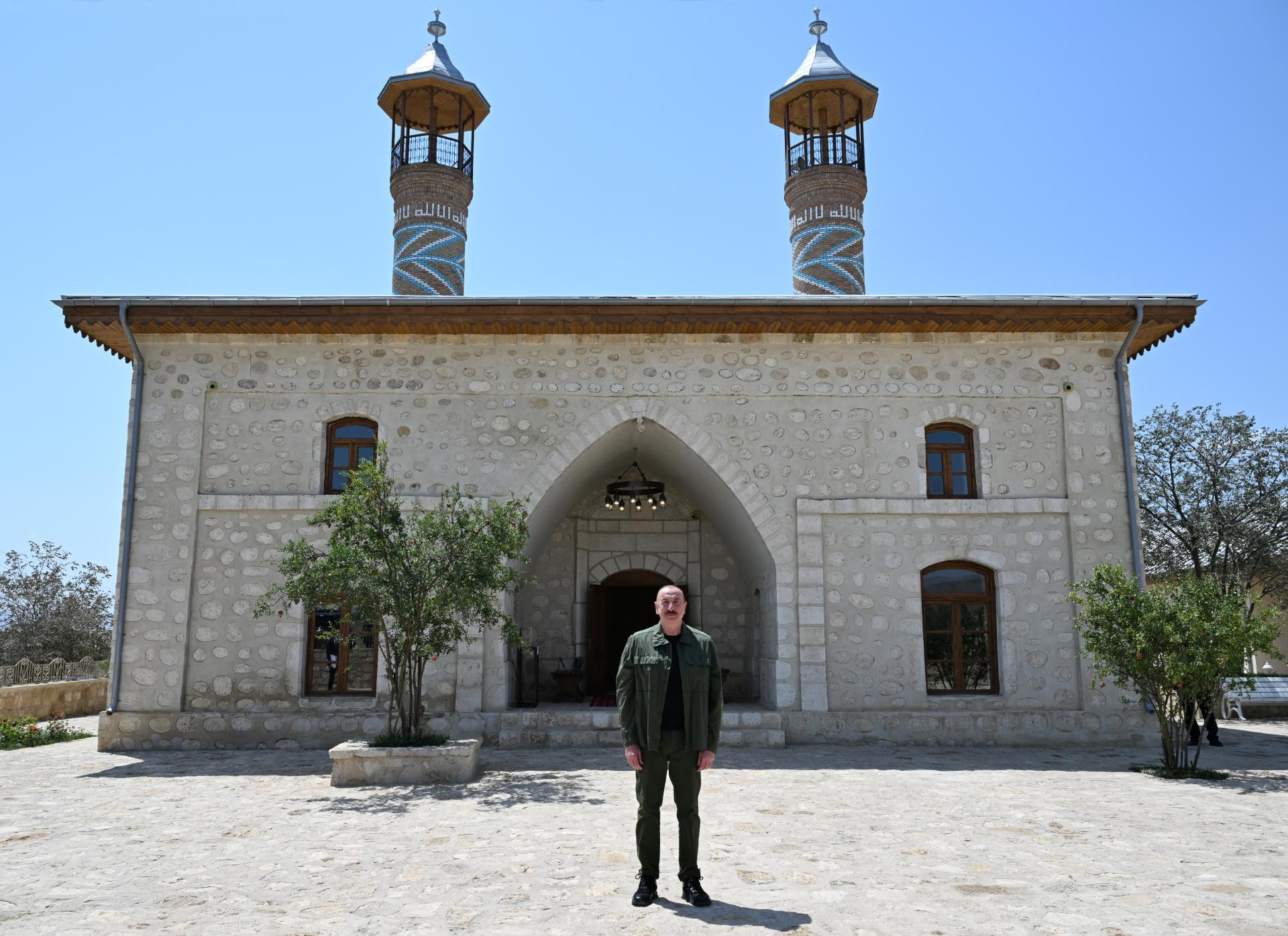İlham Əliyev Ağdamın Qiyaslı kəndindəki tarixi məscidin binasının bərpadan sonra açılışında iştirak edib