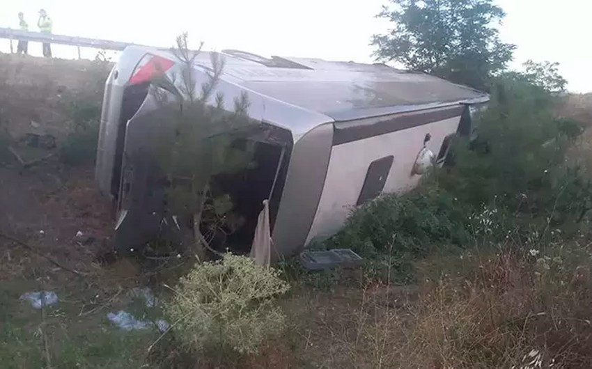 Türkiyədə sərnişin avtobusunun aşması nəticəsində 27 nəfər yaralanıb