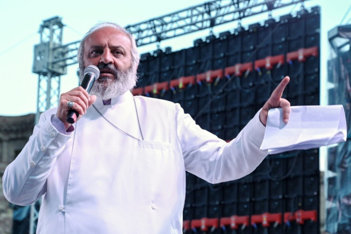 Arxiyepiskop Qalstanyan siyasətçiləri və ictimai xadimləri məhkəməyə verdi