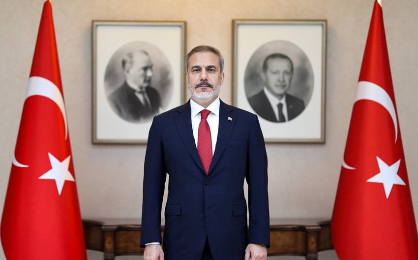 Hakan Fidan “IDEF 2025”də Azərbaycan stendi ilə tanış olub