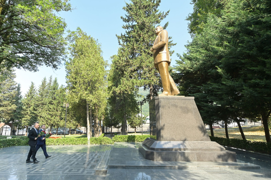 Elm və təhsil naziri Oğuzda vətəndaşların müraciətlərini dinləyib