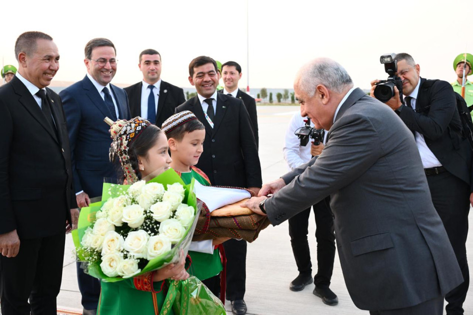 Baş nazir Əli Əsədov Türkmənistanda işgüzar səfərdədir