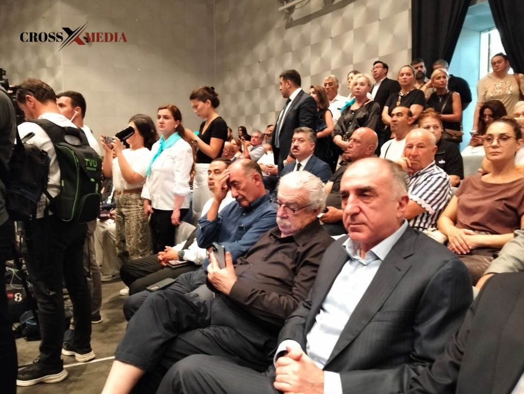 Qusman Bakıya gəldi, keçmiş nazirlərlə birgə görüntüləndi
