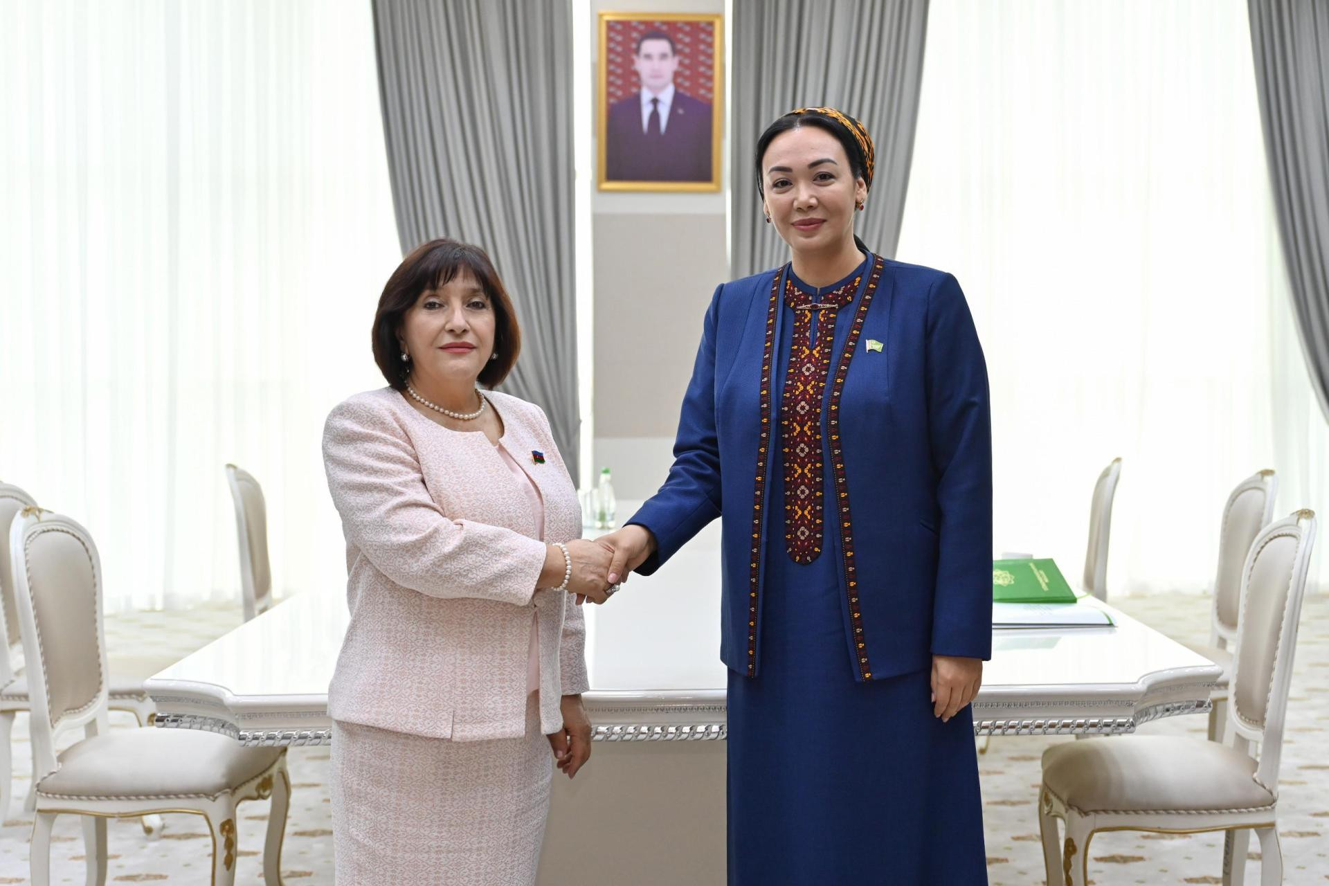 Milli Məclisin sədri Sahibə Qafarova Türkmənistana işgüzar səfəri çərçivəsində Türkmənistan Məclisinin sədri Dünyagözəl Qulmanova ilə görüşüb.
