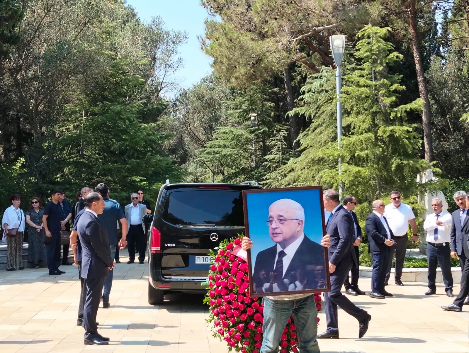 Xalq yazıçısı Elçin dəfn edildi