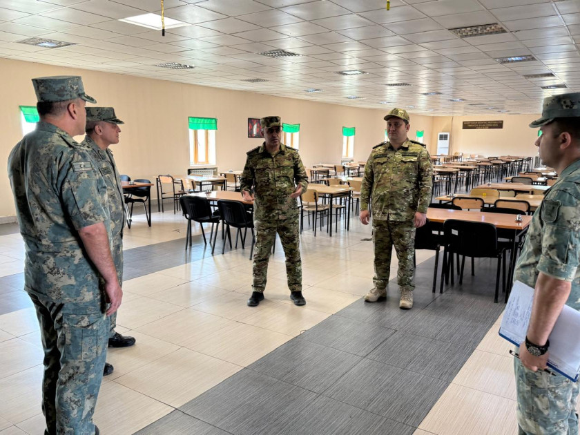 Hərbi prokurorun hərbi qulluqçularla görüşü keçirilib