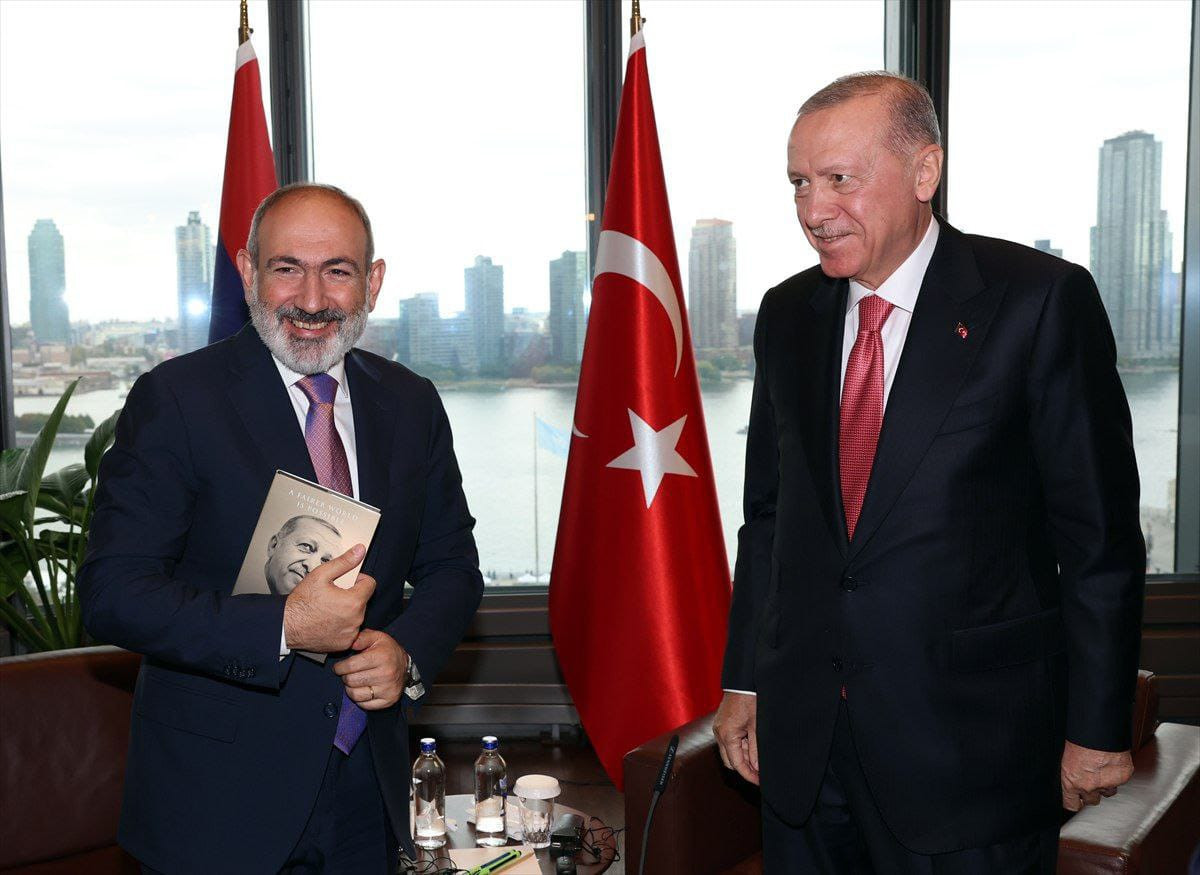 Paşinyanın həyat yoldaşı Ərdoğanın kitabını oxumağa hazırlaşırPaşinyanın həyat yoldaşı Ərdoğanın kitabını oxumağa hazırlaşır