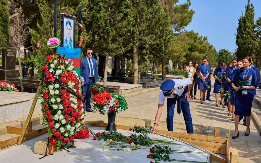 AZAL rəhbərliyi və kollektivi Hökumə Əliyevanın məzarını ziyarət edib