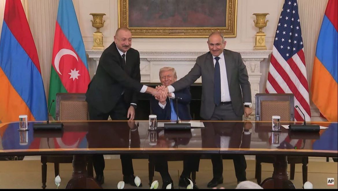 Tramp mübahisəli məsələlərin həllində Bakı və İrəvana kömək etməyə hazır olduğunu açıqlayıb