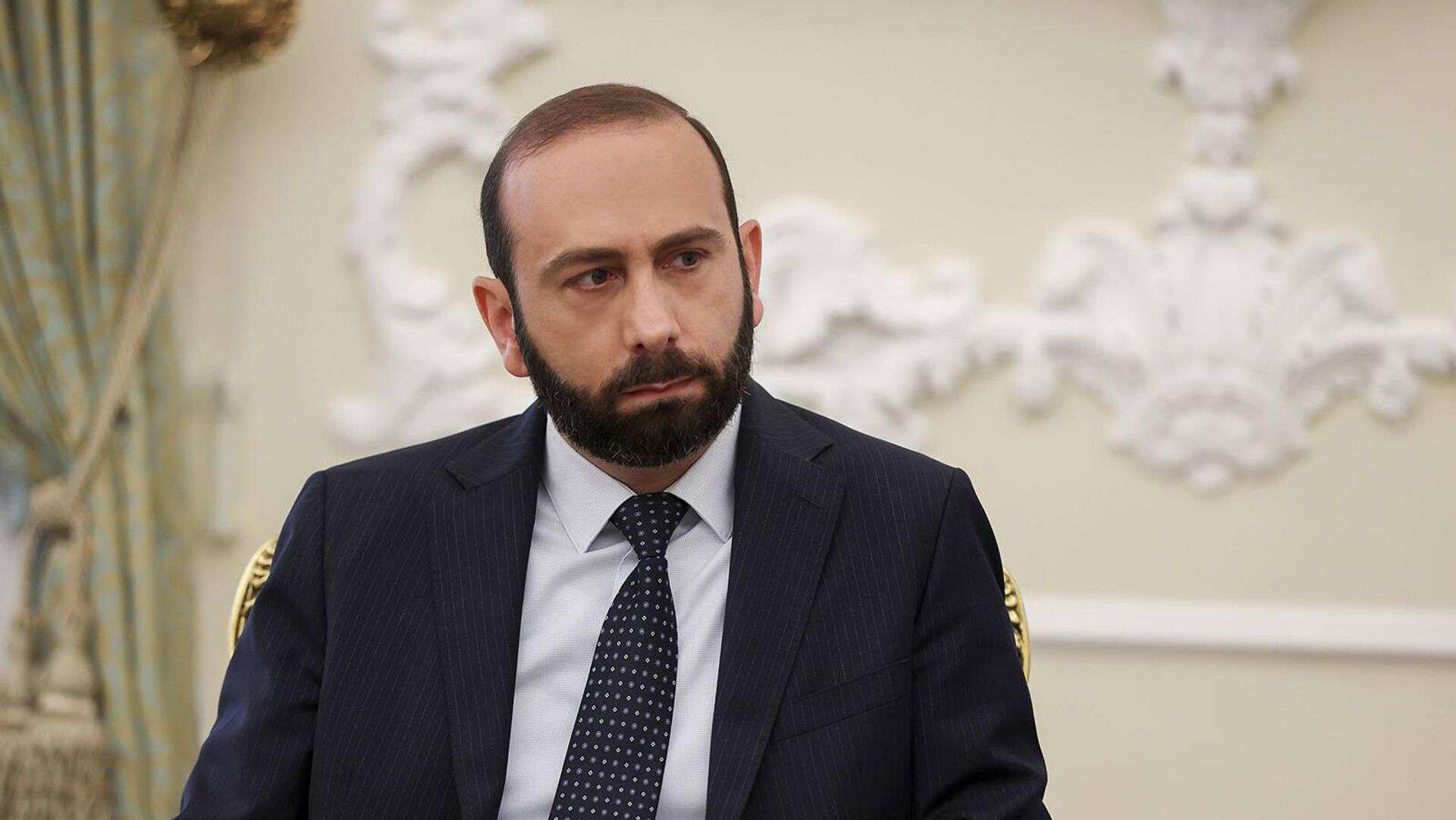 Ararat Mirzoyan jurnalistlərin suallarını cavablandırmaqdan imtina edib
