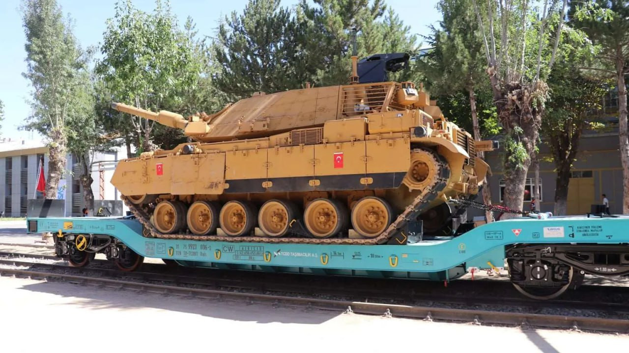 “Altay” tankını daşıyacaq yerli vaqonlar təhvil verilib