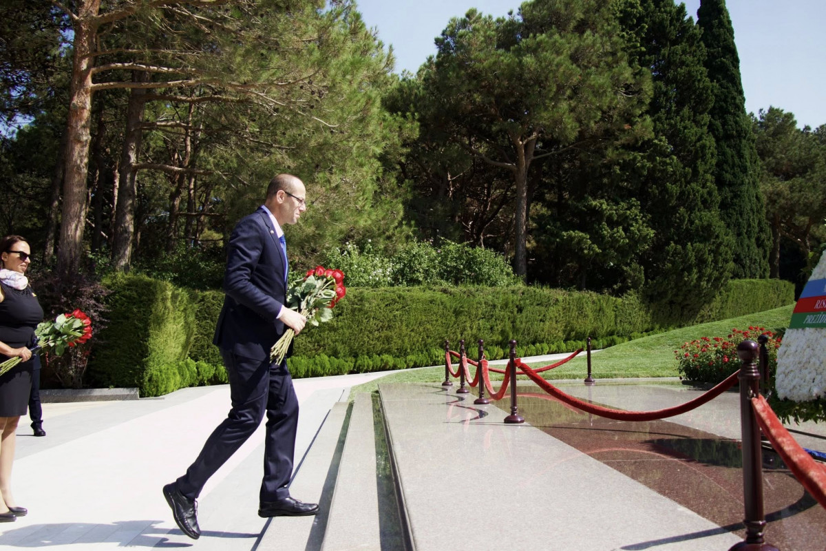 İsrailin Azərbaycandakı yeni səfiri Fəxri və Şəhidlər xiyabanlarını ziyarət edib