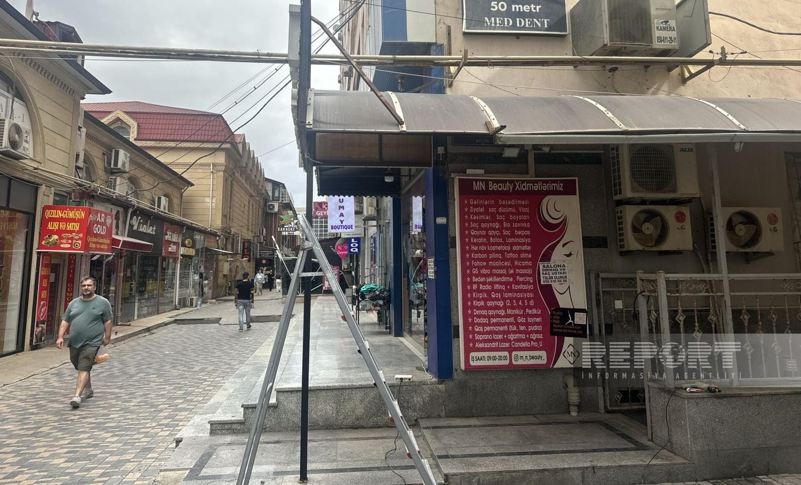Bakıda qeyri-etik reklam mətni olan elektron lövhə yığışdırılıb