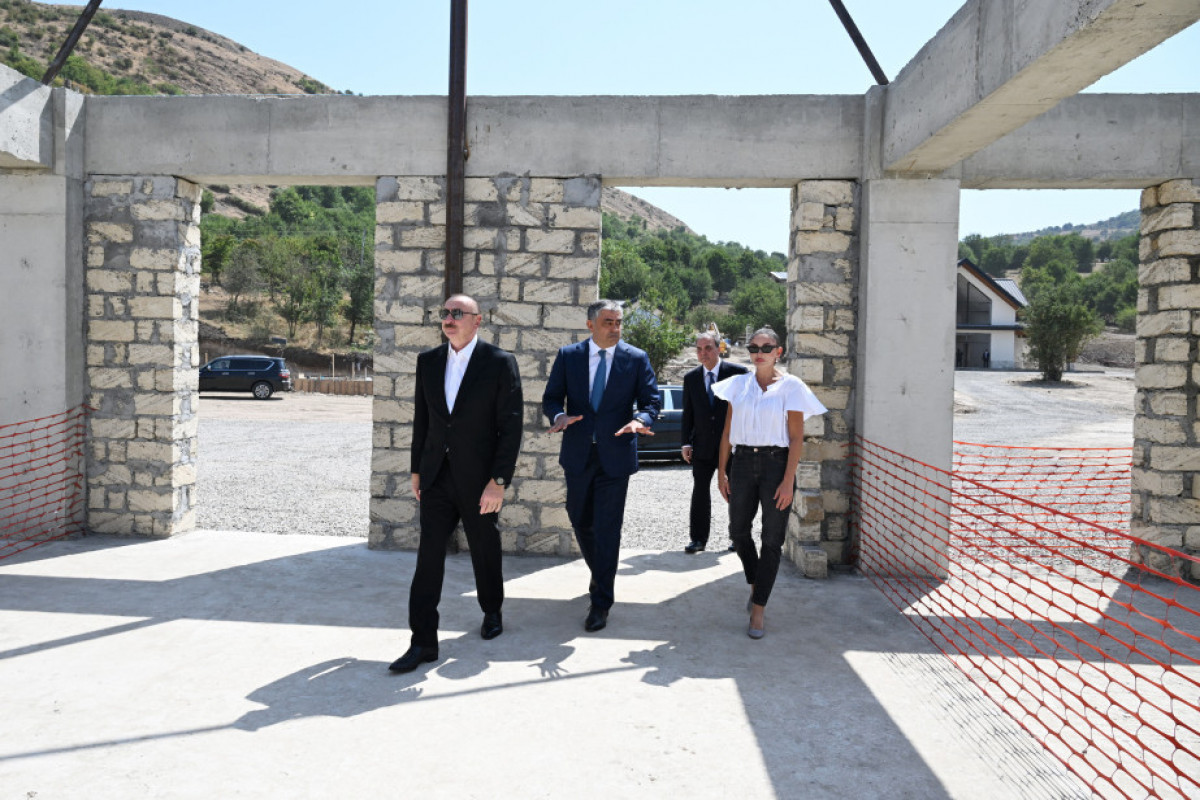Prezident və birinci xanım “Hacıkənd” istirahət kompleksinin tikintisi ilə tanış olublar