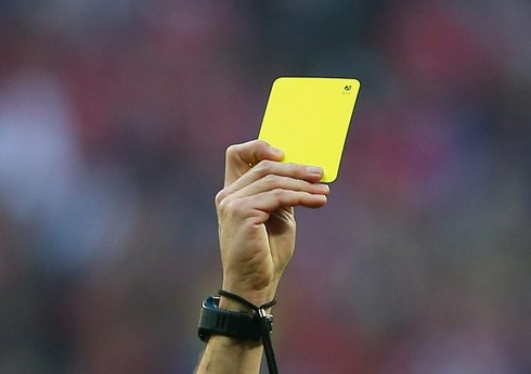 Ukraynalı futbolçuya rus dilində danışdığı üçün sarı vərəqə göstərildi