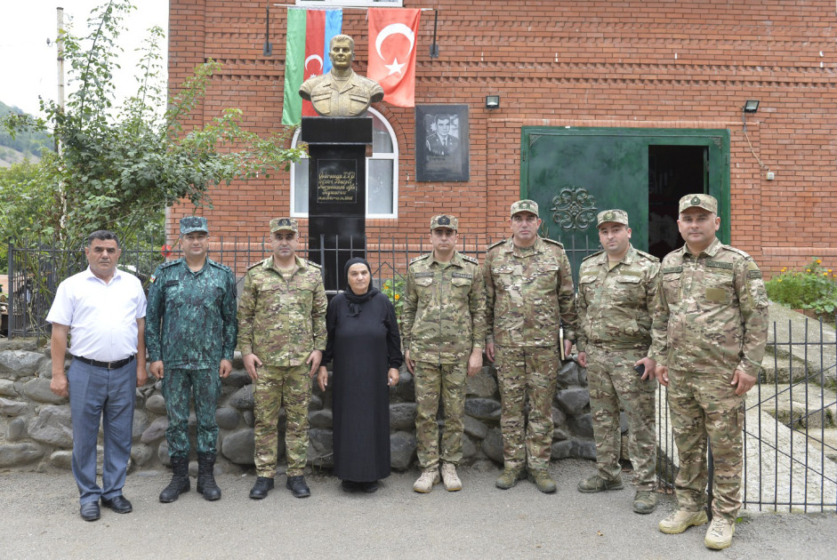 Hərbi prokuror şəhidin ailə üzvləri ilə görüşüb