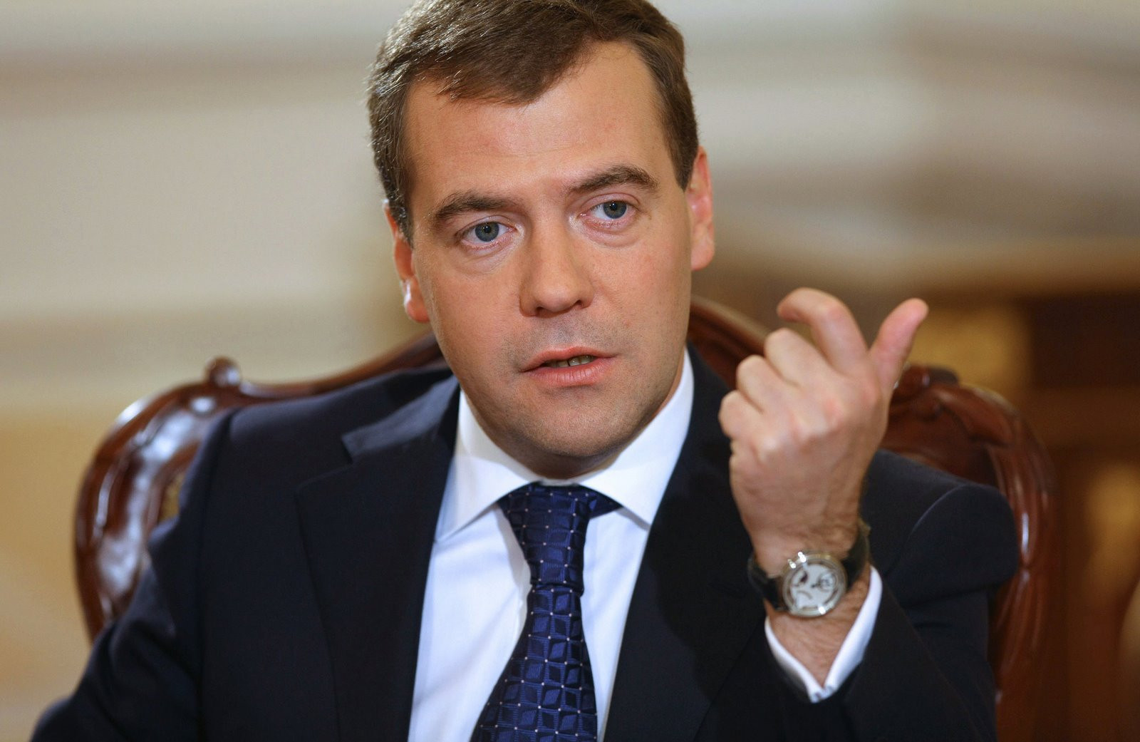 Medvedev Makronu “toyuq hininin kralı” adlandırdı