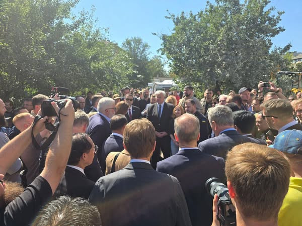 55 diplomatik nümayəndə rəhbəri Rusiya zərbəsi ilə dağıdılmış  binanı ziyarət edib