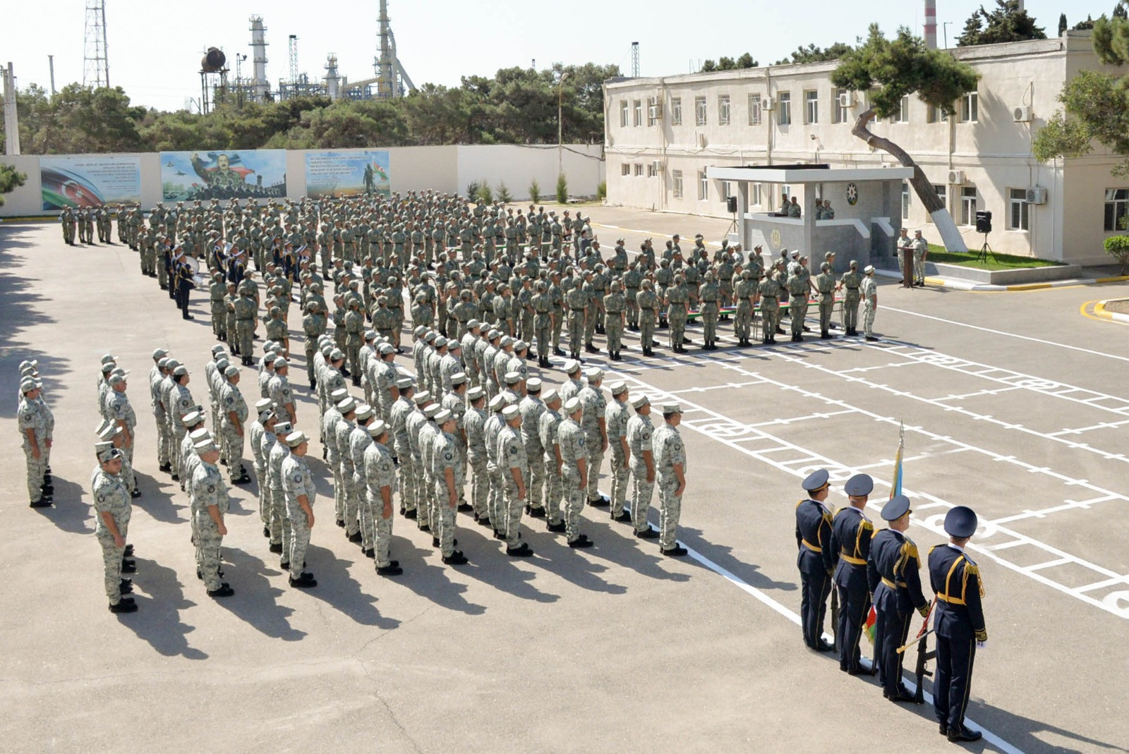 Həqiqi hərbi xidmətə çağırılmış gənc əsgərlərin andiçmə mərasimi keçirilib