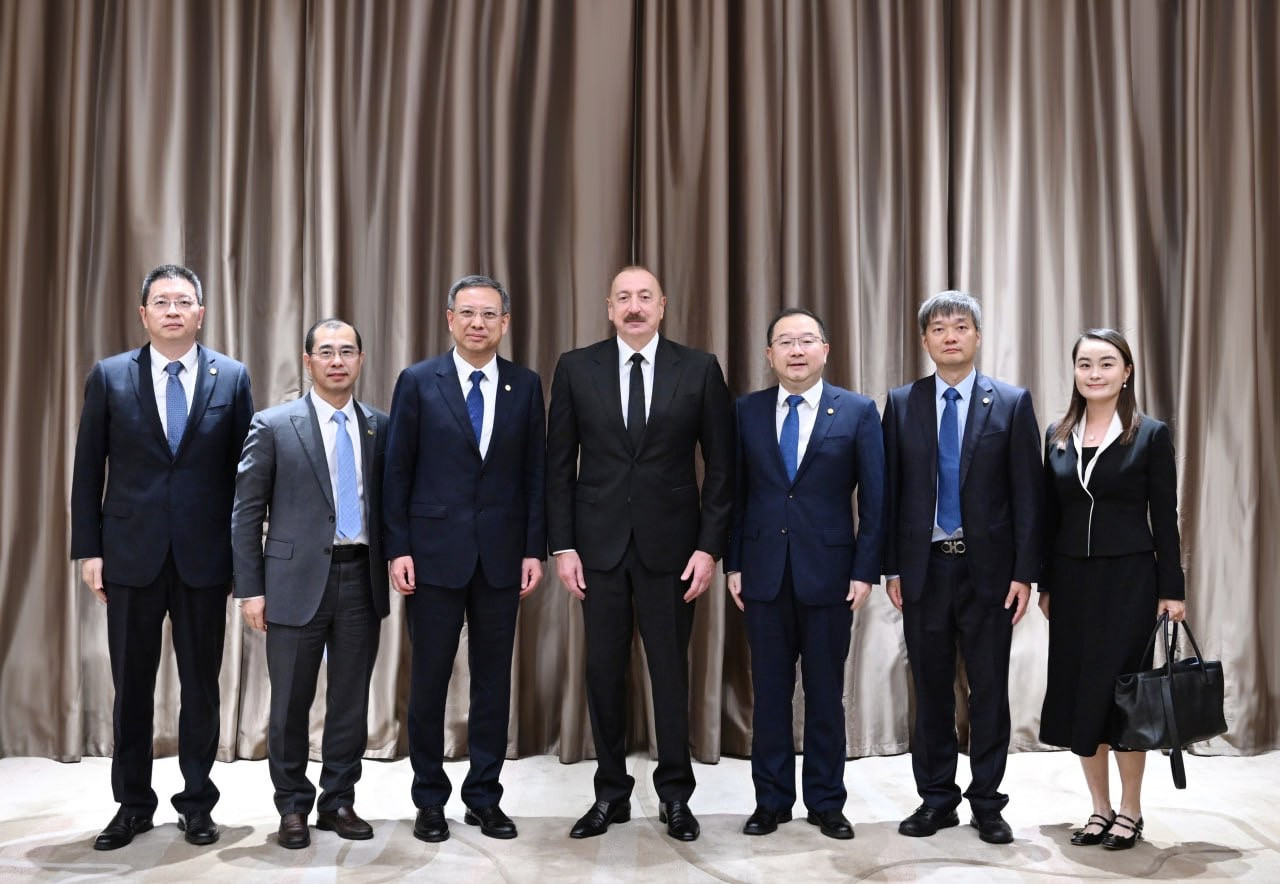 İlham Əliyev Tiencində "China Energy Engineering Corporation Limited" şirkətinin rəhbəri vəzifəsini icra edən Ni Cen ilə görüşüb