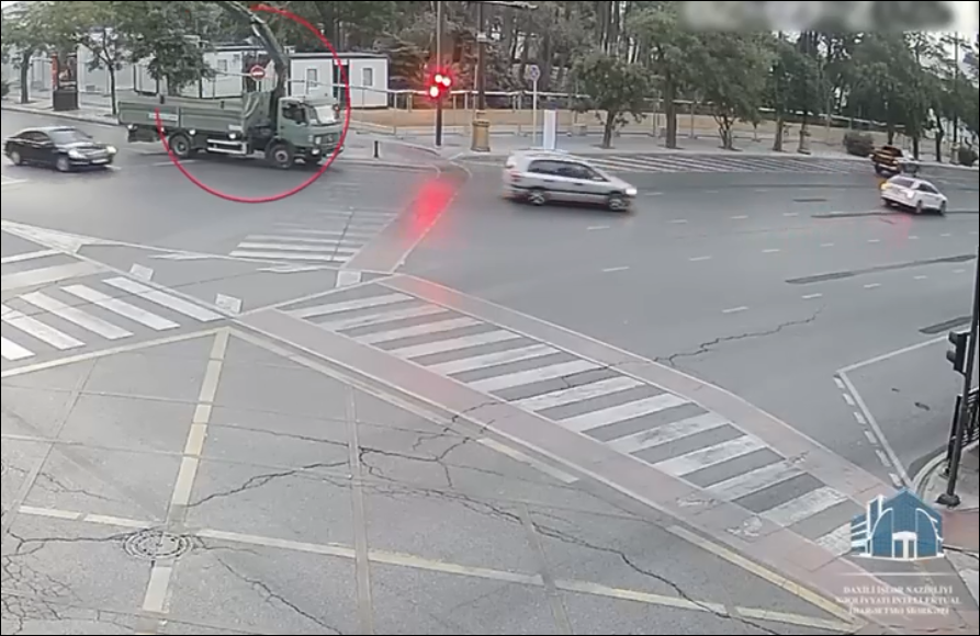 Sürücünün diqqətsizliyi işıqforu yararsız vəziyyətə saldı