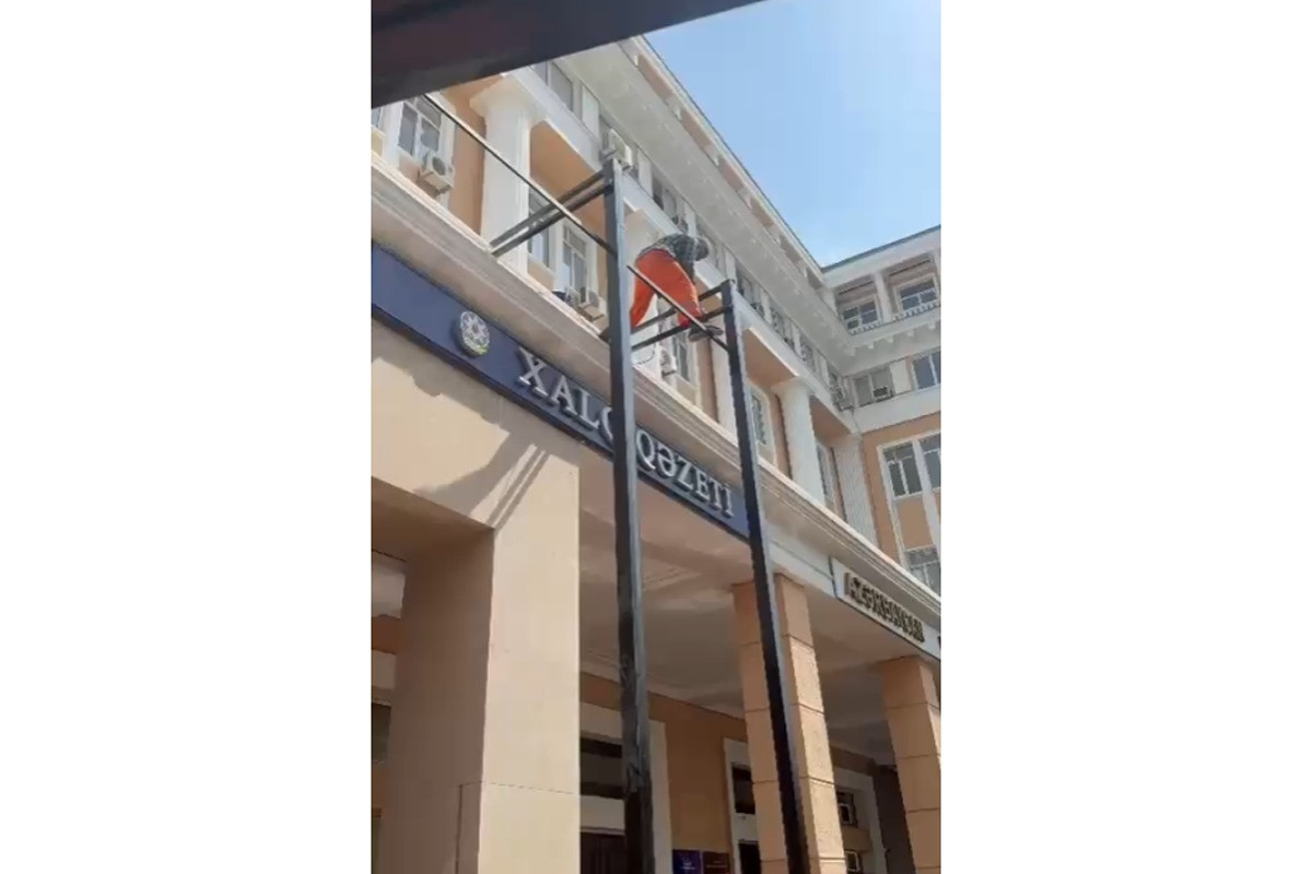 Bakıda memarlıq abidəsinin fasadına zərər yetirən metal konstruksiyalar sökülür