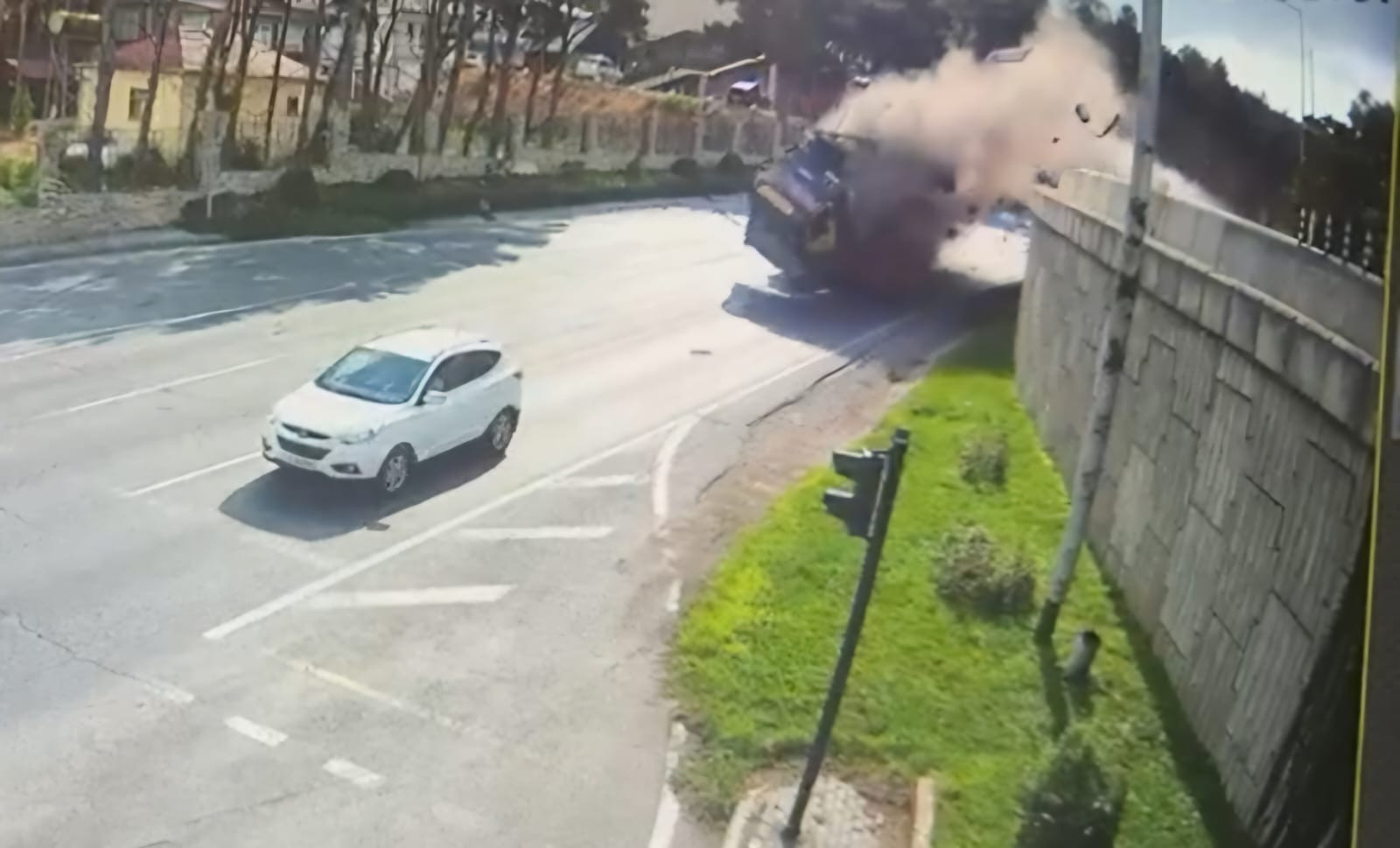 Yük maşınının körpüdən aşması nəticəsin 3 nəfər həyatını itirib