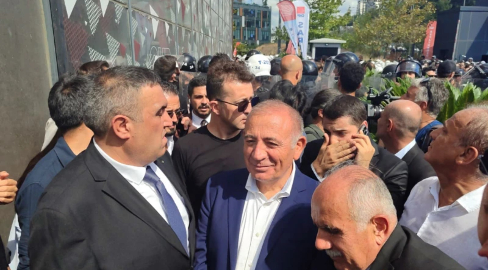 İstanbulda CHP ofisinin təslim edilməməsi gərginliyə səbəb oldu