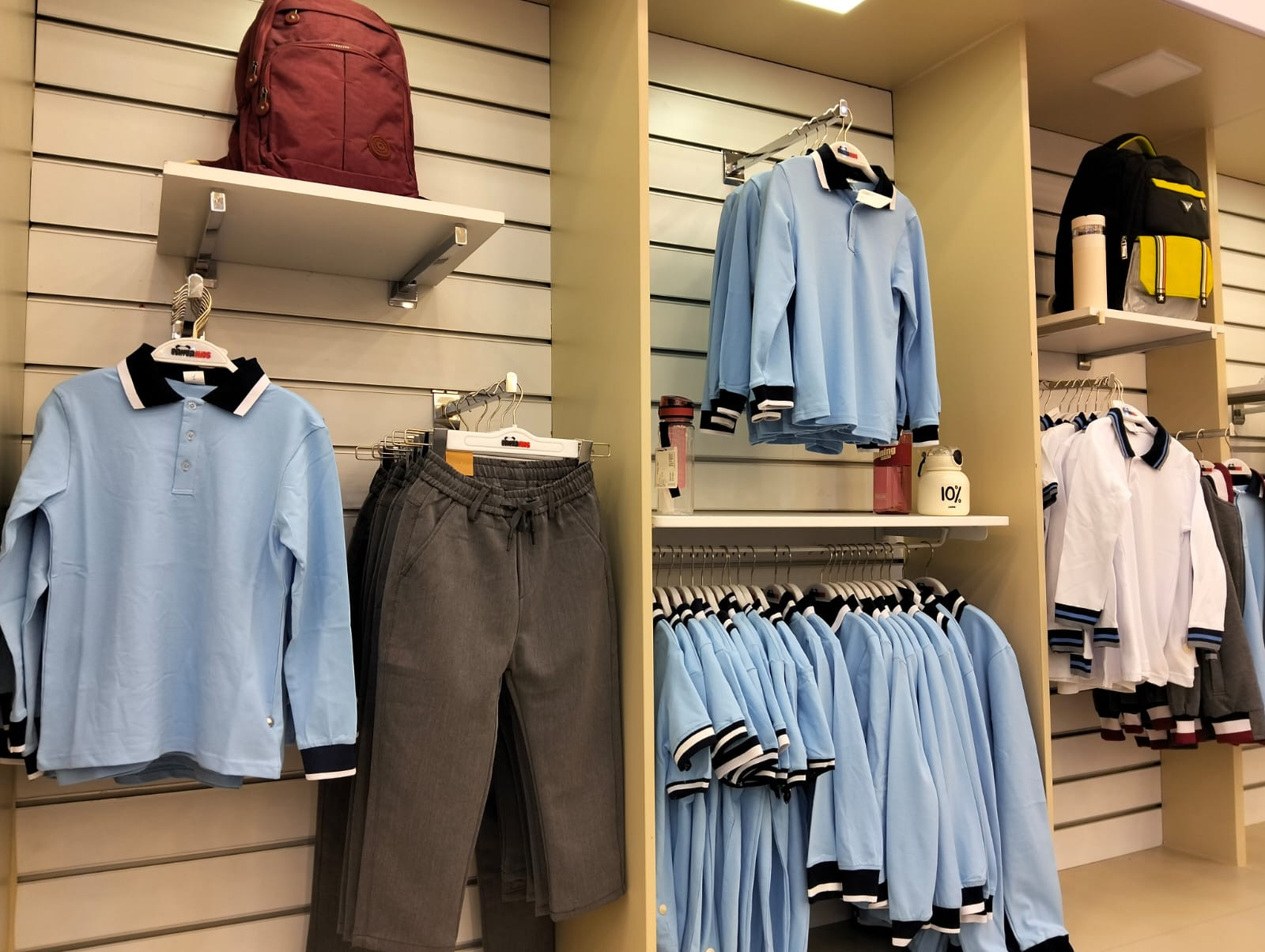 Məktəbli formaları satılan məntəqələrdən reportaj: Valideynlər satıcılarla mübahisə edir, uşaqlar isə...