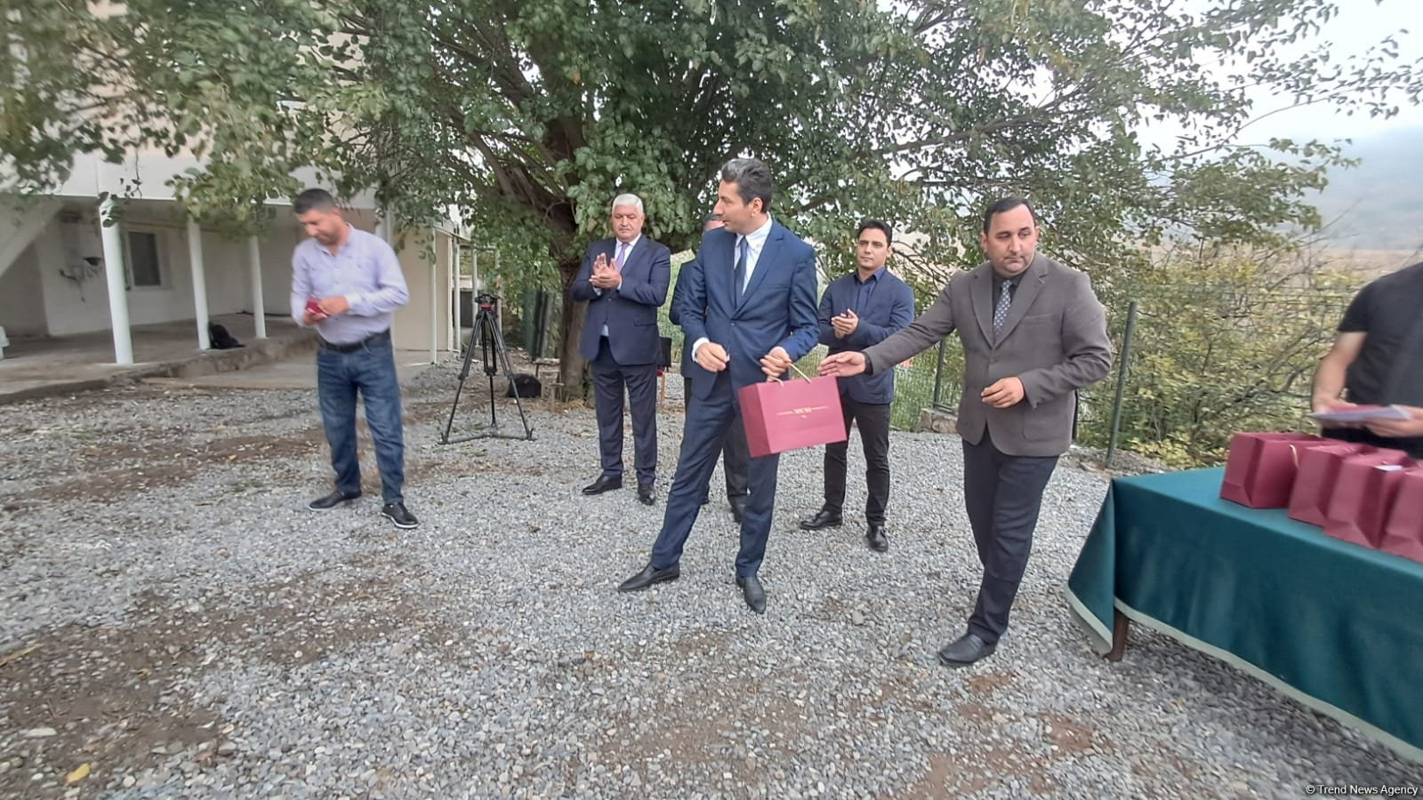 Daşbulaq kəndinə köçən ailələrə mənzillərin açarları təqdim olunub –