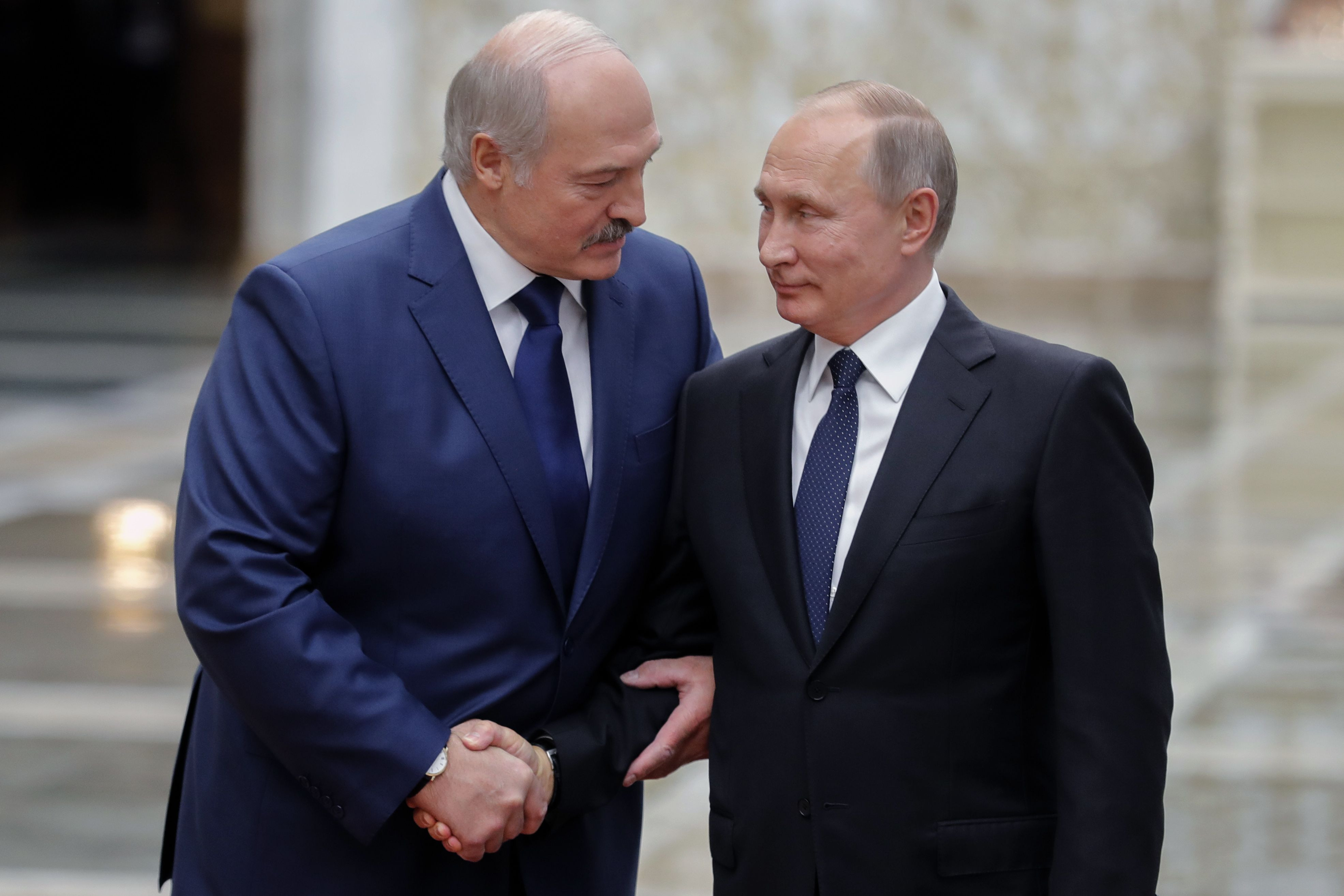 Lukaşenko Putinlə görüşdə “Zapad-2025” təlimlərini ləğv etməyi təklif edib