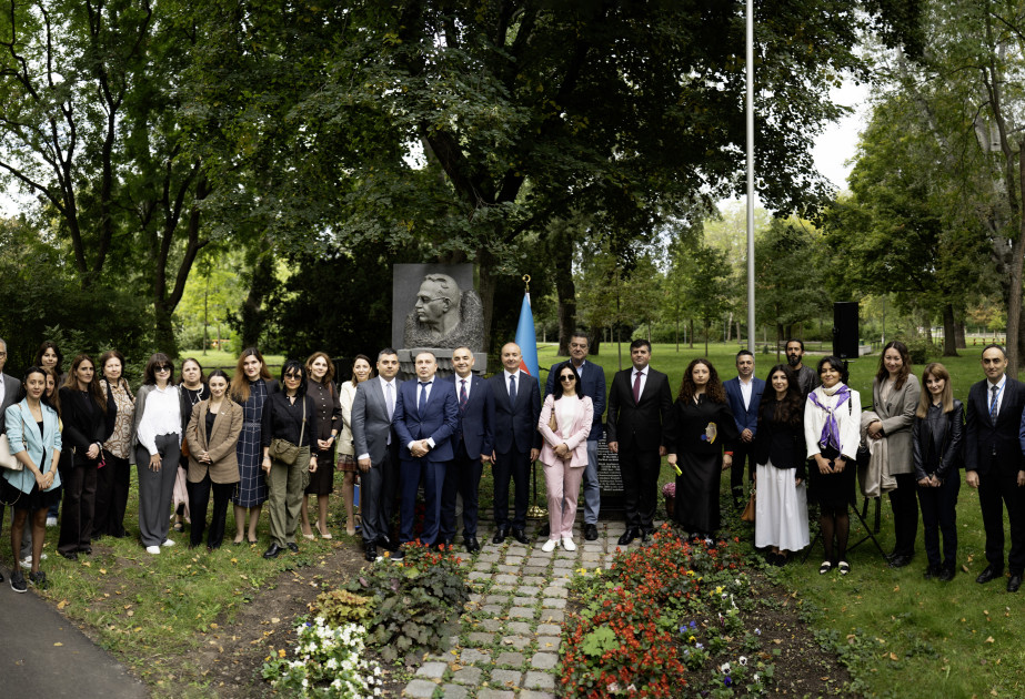 Üzeyir Hacıbəylinin yubileyi Vyanadakı abidəsi önündə qeyd edilib