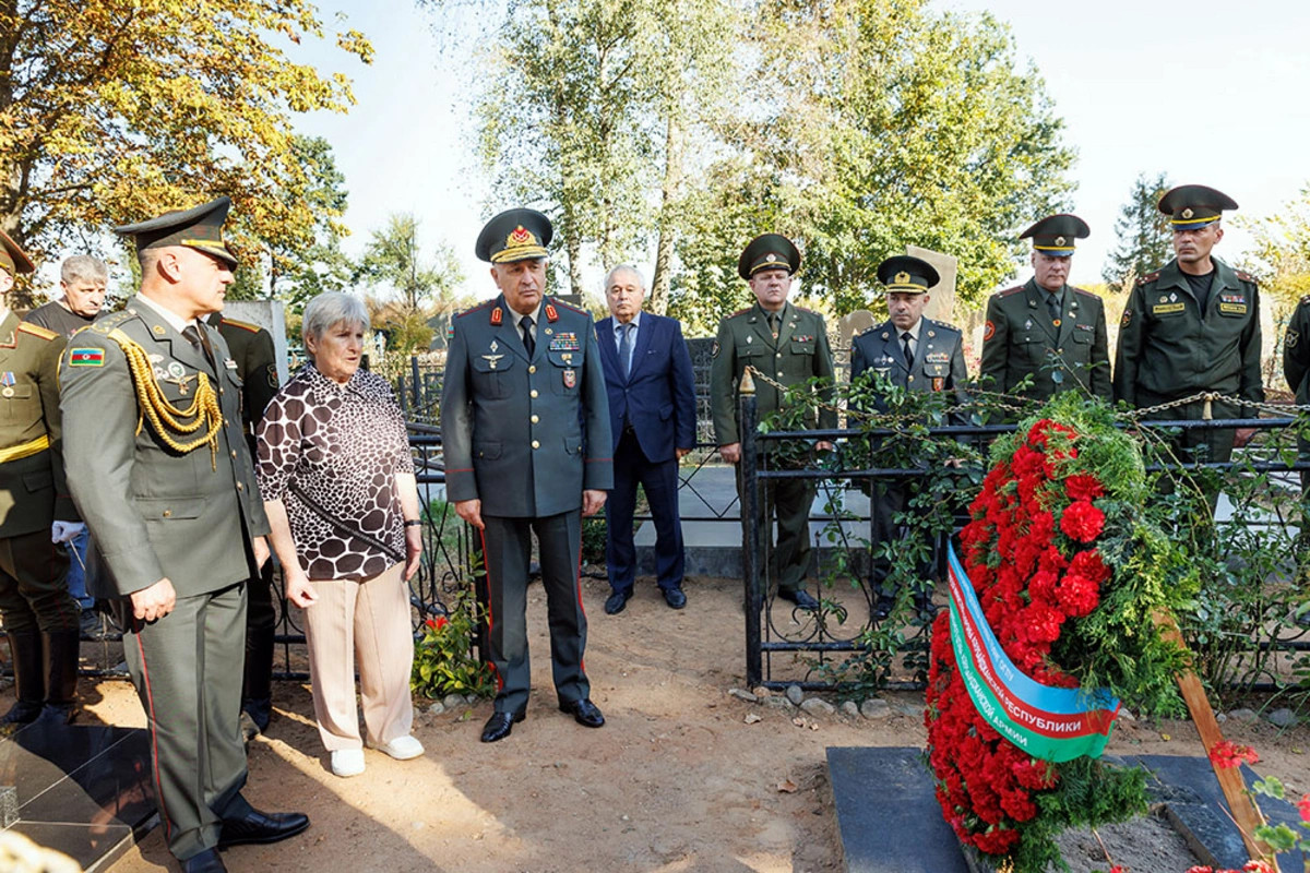Kərim Vəliyev Belarusda Azərbaycanın Milli Qəhrəmanının məzarını ziyarət edib