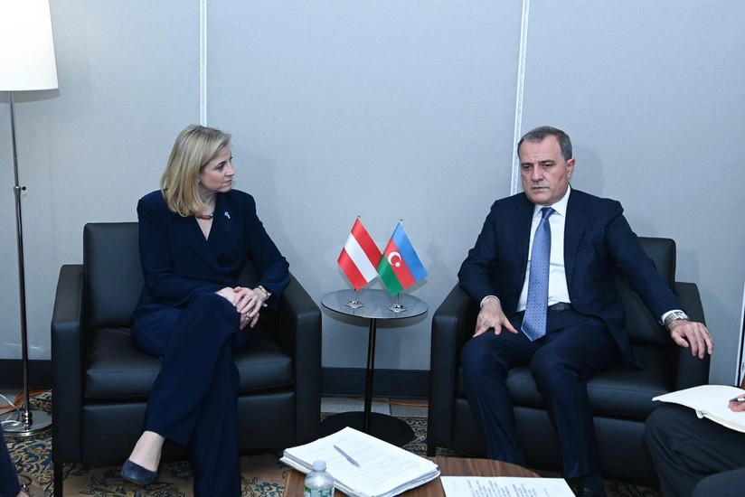 Ceyhun Bayramov avstriyalı həmkarını sülh quruculuğu barədə məlumatlandırıb